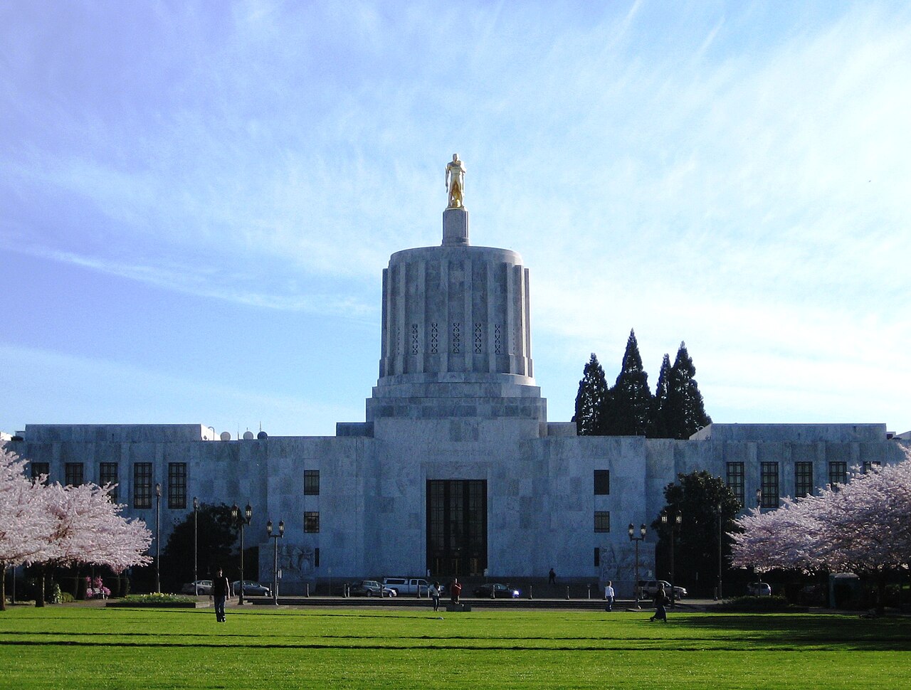 Front exterior of the Oregon State Capitol building in en:Salem, Oregon, United States. Picture taken from the north on the Capitol Mall looking south. Cherry trees in bloom on sides.